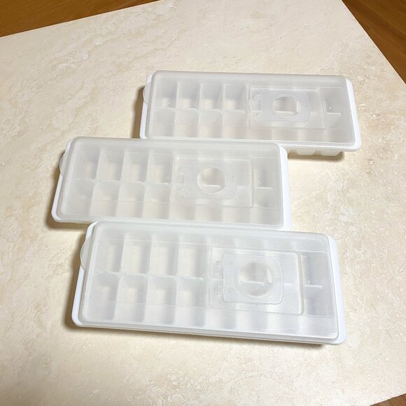 3/$10, Plastic Ice Cube Trays with Lid - Picture 1 of 6
